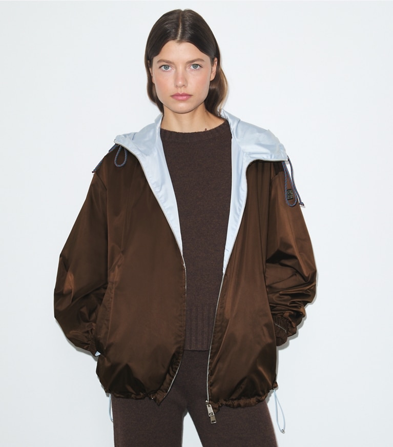 Tory Burch diseñador chaquetas Chaqueta reversible en Dark Roast / Cool Mist detalle en modelo