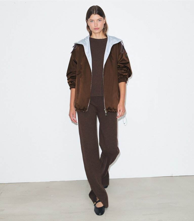 Tory Burch diseñador chaquetas Chaqueta reversible en Dark Roast / Cool Mist frente en modelo