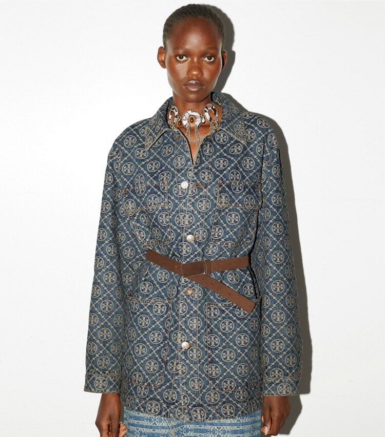 Tory Burch diseñador chaquetas Chaqueta tipo cargo granero de mezclilla en T-Monogram Vintage Wash detalle en modelo