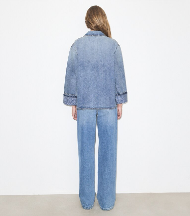 Tory Burch diseñador chaquetas Chaqueta tipo granero de mezclilla en Light Vintage Wash parte posterior en modelo