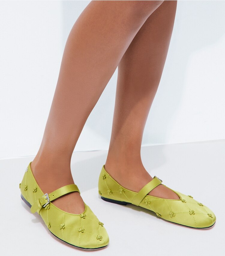 Tory Burch designer mocassins Charles IX Bunny Knot dans VIBRANT GREEN accessoire sur le modèle