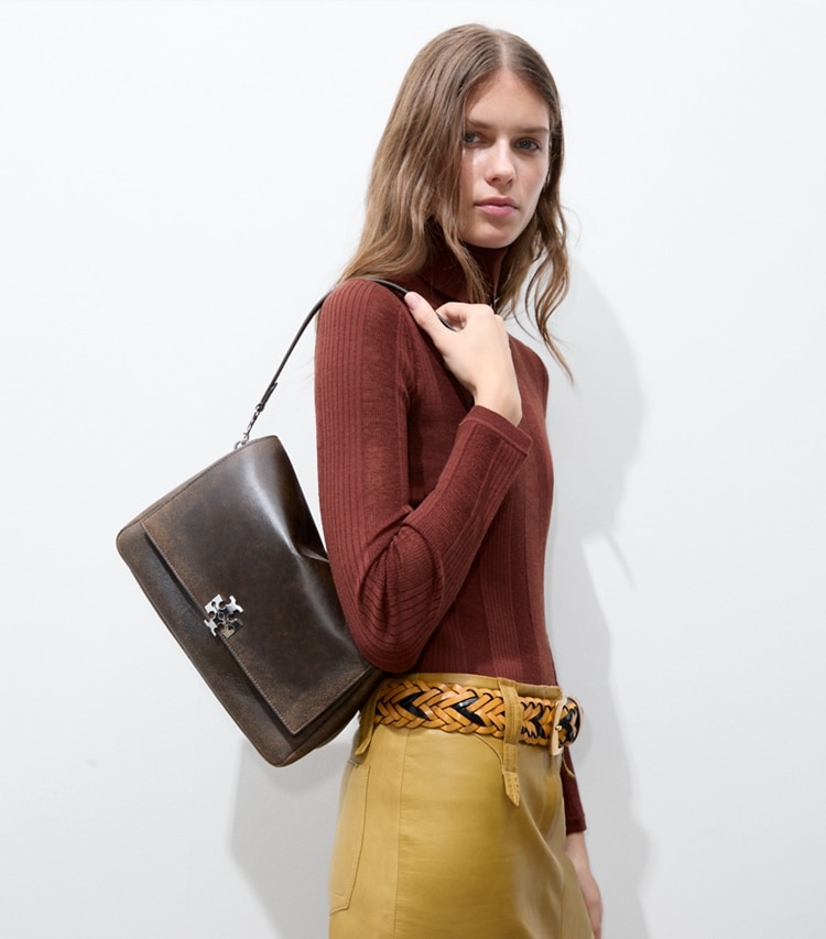 Tory Burch designer ショルダーバッグ チャーリー ディストレスト ショルダーバッグ in New Barley/ Dark Roast accessory on model
