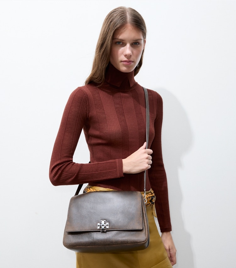Tory Burch designer ショルダーバッグ チャーリー ディストレスト ショルダーバッグ in New Barley/ Dark Roast additional on model