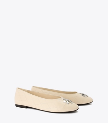 Tory Burch designer フラット チャーリー キルト バレエシューズ ワイド in LIGHT CREAM / LIGHT CREAM angle