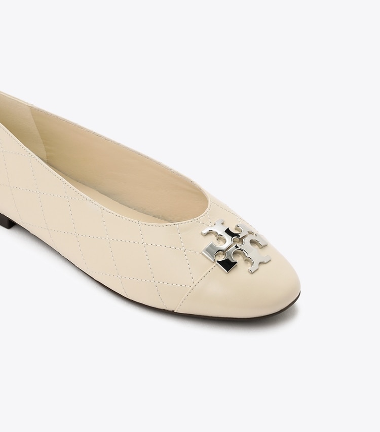 Tory Burch designer フラット チャーリー キルト バレエシューズ ワイド in LIGHT CREAM / LIGHT CREAM ディテール