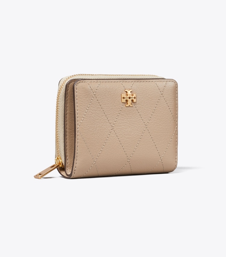 Tory Burch designer 財布 チャーリー キルト バイフォールド ウォレット in Soft Cement angle