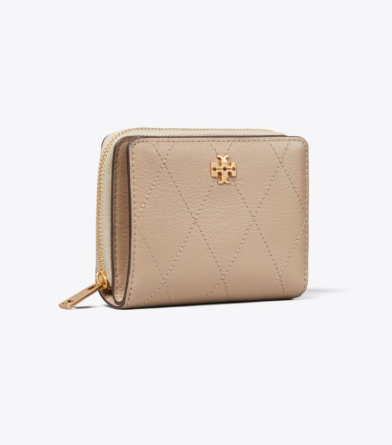 Tory Burch designer 財布 チャーリー キルト バイフォールド ウォレット in Soft Cement angle