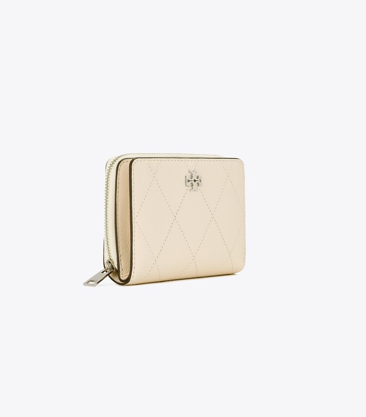 Tory Burch designer 財布 チャーリー キルト バイフォールド ウォレット in Light Cream angle