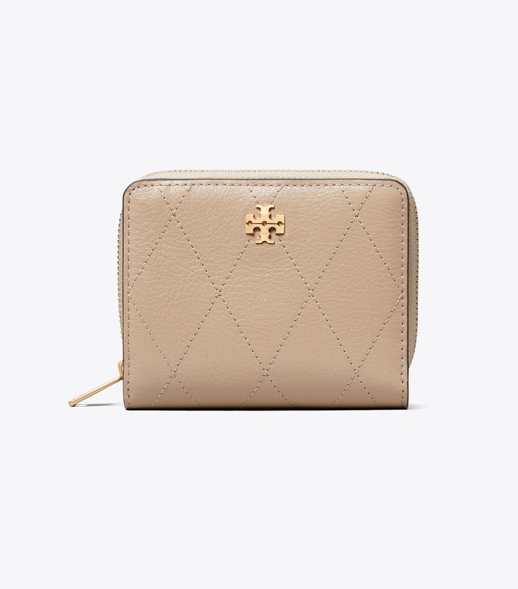 Tory Burch designer 財布 チャーリー キルト バイフォールド ウォレット in Soft Cement front