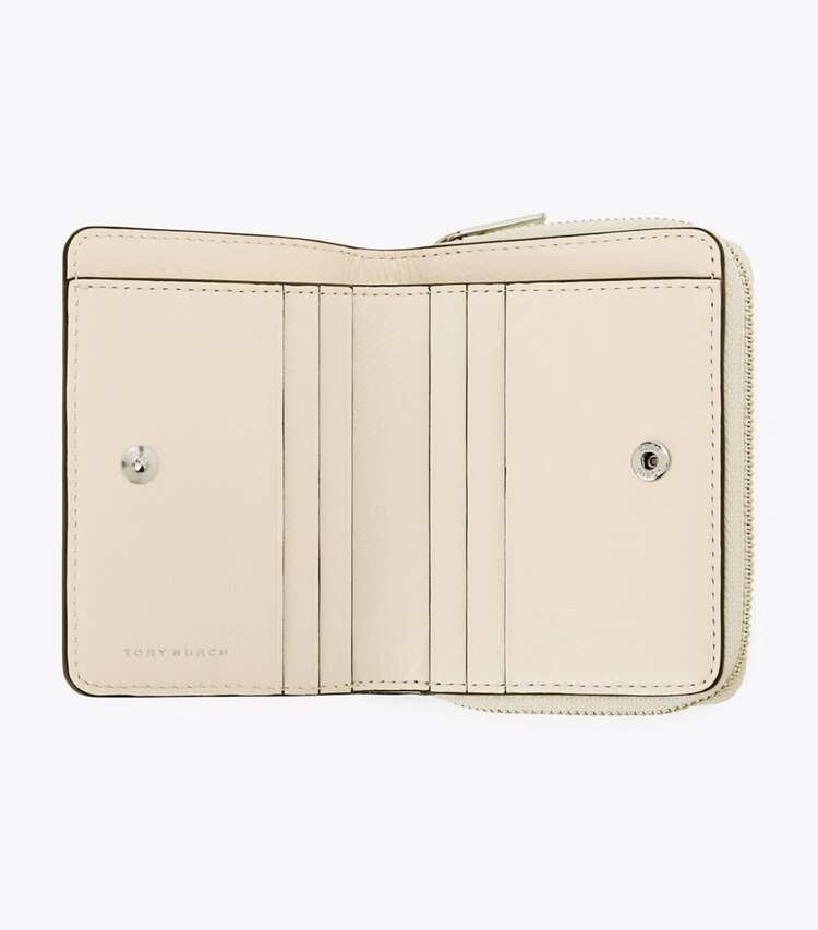 Tory Burch designer 財布 チャーリー キルト バイフォールド ウォレット in Light Cream オーバーヘッド