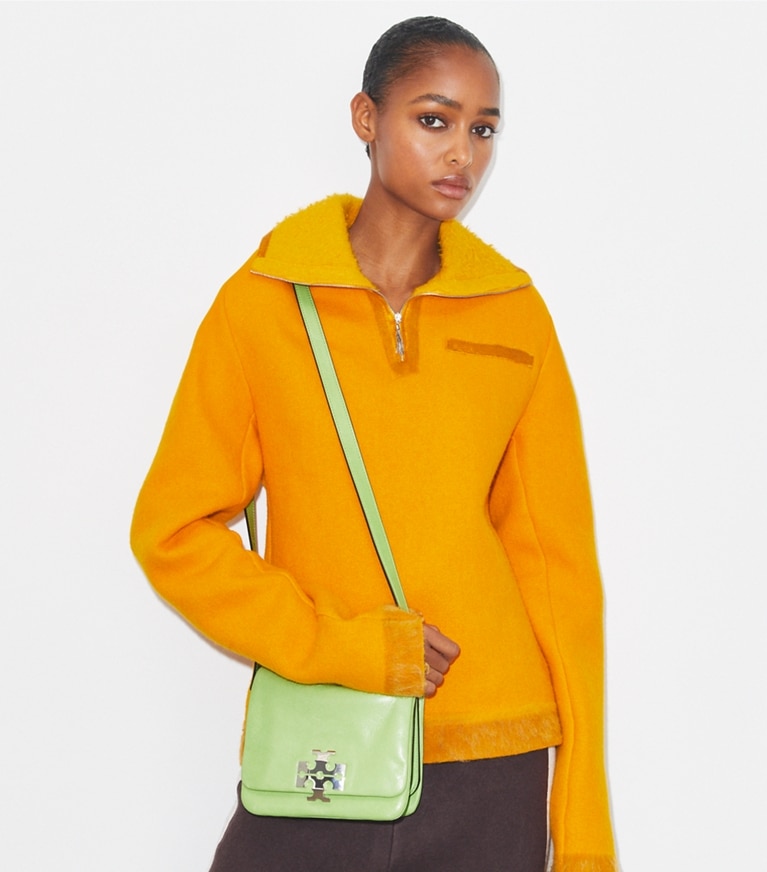 Tory Burch designer ショルダーバッグ チャーリー ショルダーバッグ in Celery Juice accessory on model