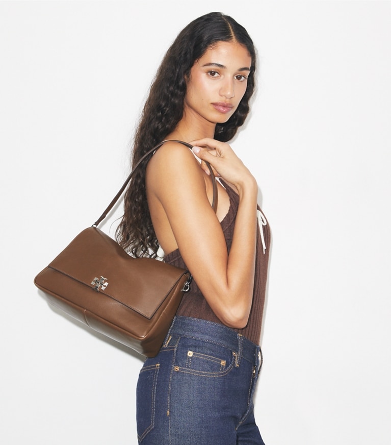 Tory Burch designer schultertaschen Charlie Schultertasche in Malt Brown accessory on model