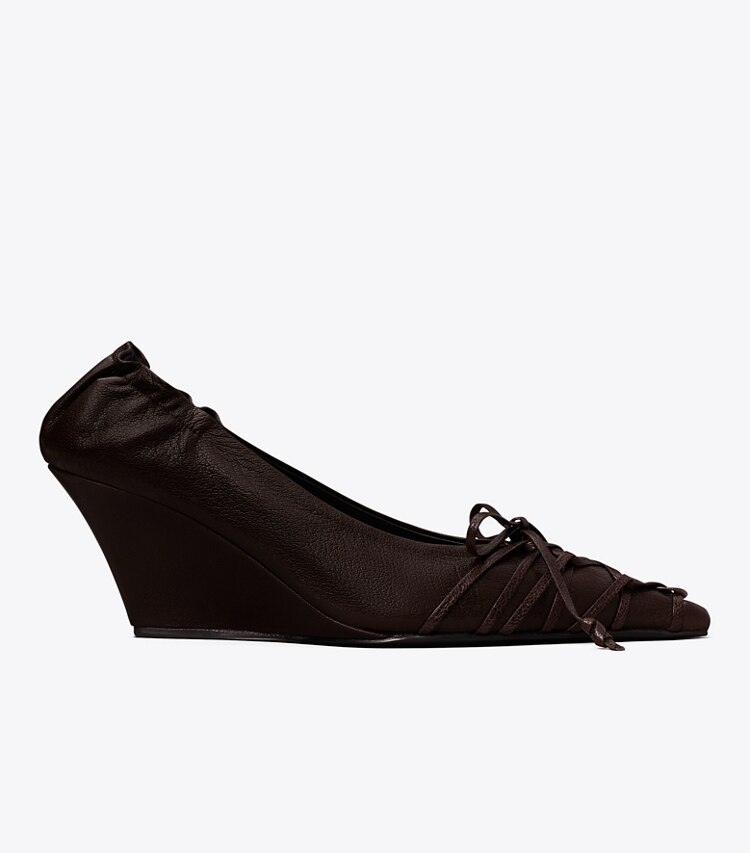 Tory Burch designer escarpins Chaussure à talon compensé à lacets dans SEAL BROWN de côté