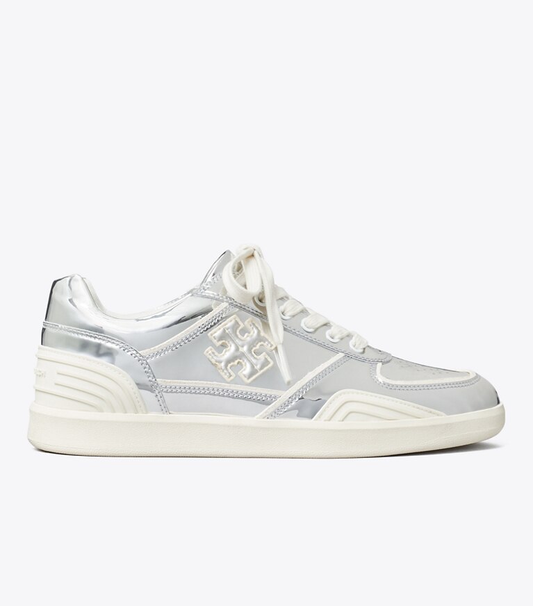 Tory Burch designer baskets Chaussures de tennis Clover dans ARGENTO / 0YSTER MUSHROOM de côté