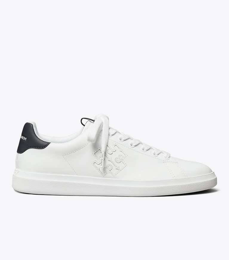 Tory Burch designer baskets Chaussures de tennis Howell dans WHITE / PERFECT NAVY de côté