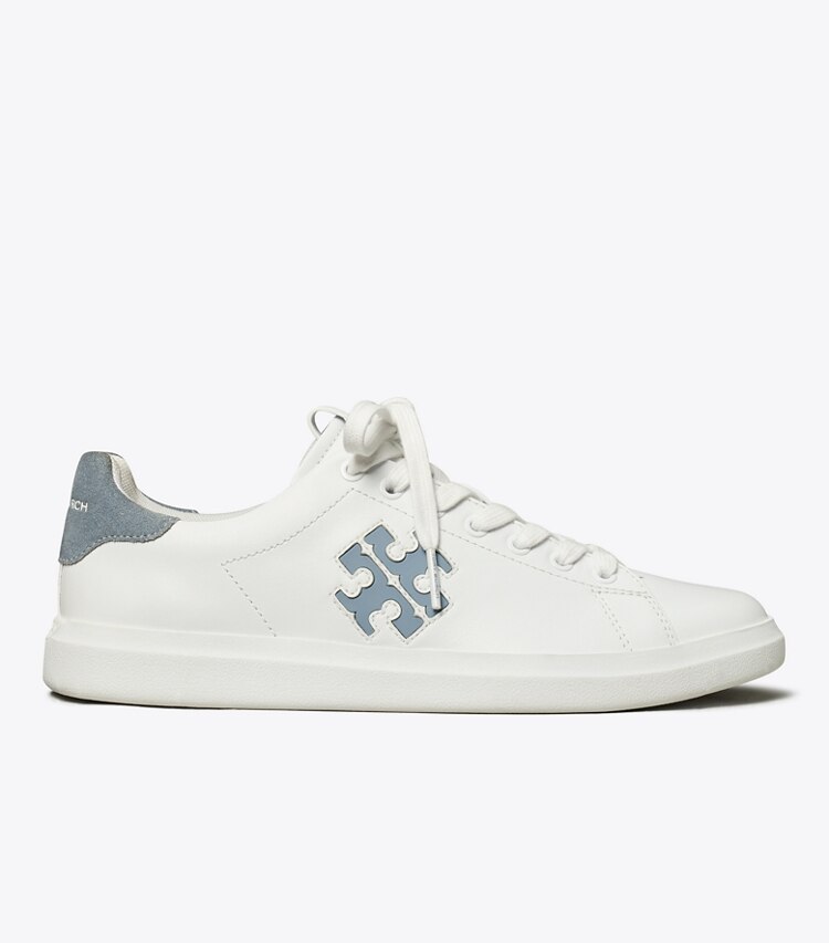 Tory Burch designer baskets Chaussures de tennis Howell dans TITANIUM WHITE / ARIA BLUE de côté