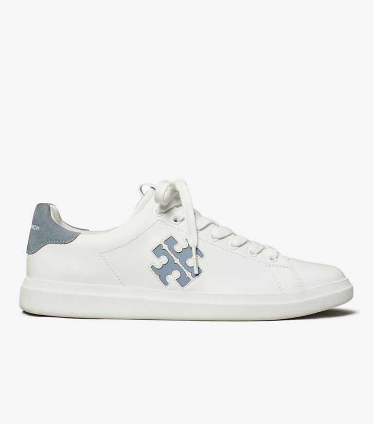 Tory Burch designer baskets Chaussures de tennis Howell dans TITANIUM WHITE / ARIA BLUE de côté