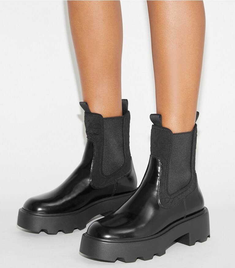 Tory Burch designer stiefeletten Chelsea Boot mit T-Monogramm und Profilsohle in PERFECT BLACK accessory on model