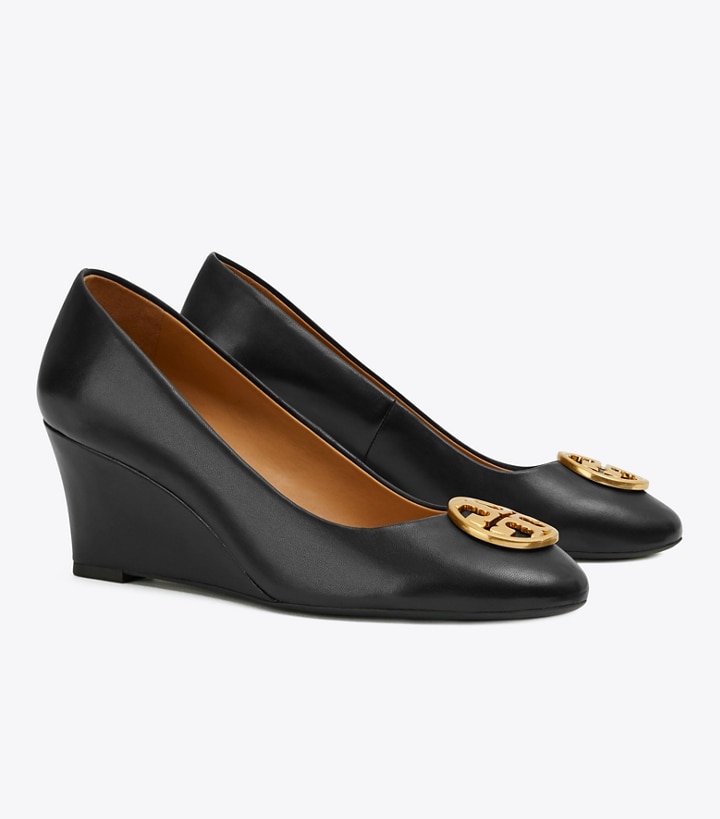 Arriba 33+ imagen tory burch black wedge shoes