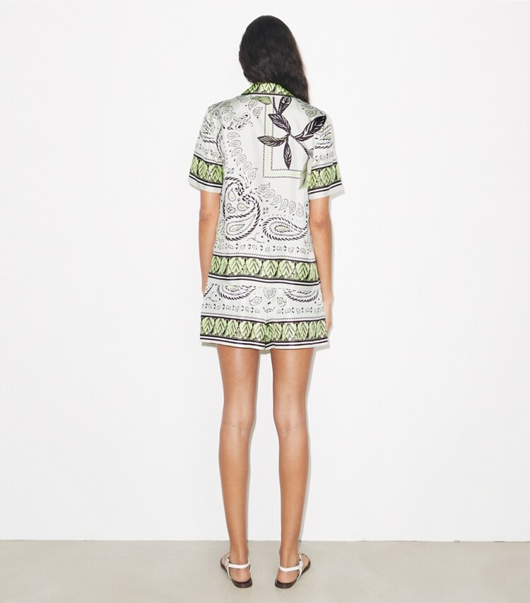 Tory Burch designer paréos Chemise décontractée en soie dans Mint Cockatoo sur modèle, de dos