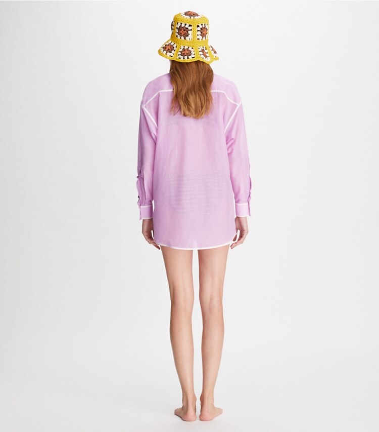 Tory Burch designer paréos Chemise de plage dans Lavender sur modèle, de dos
