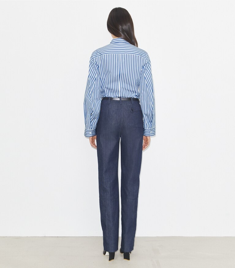 Tory Burch designer hauts Chemise en coton à manches cloche dans Blue Stripe sur modèle, de dos