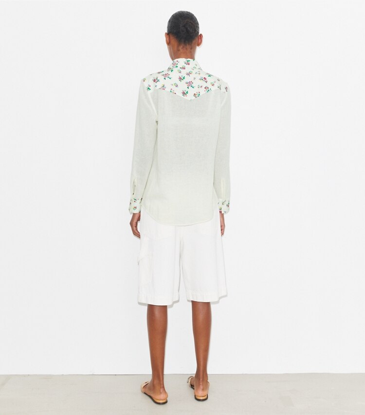 Tory Burch designer paréos Chemise en lin dans Multi Ditsy Floral sur modèle, de dos