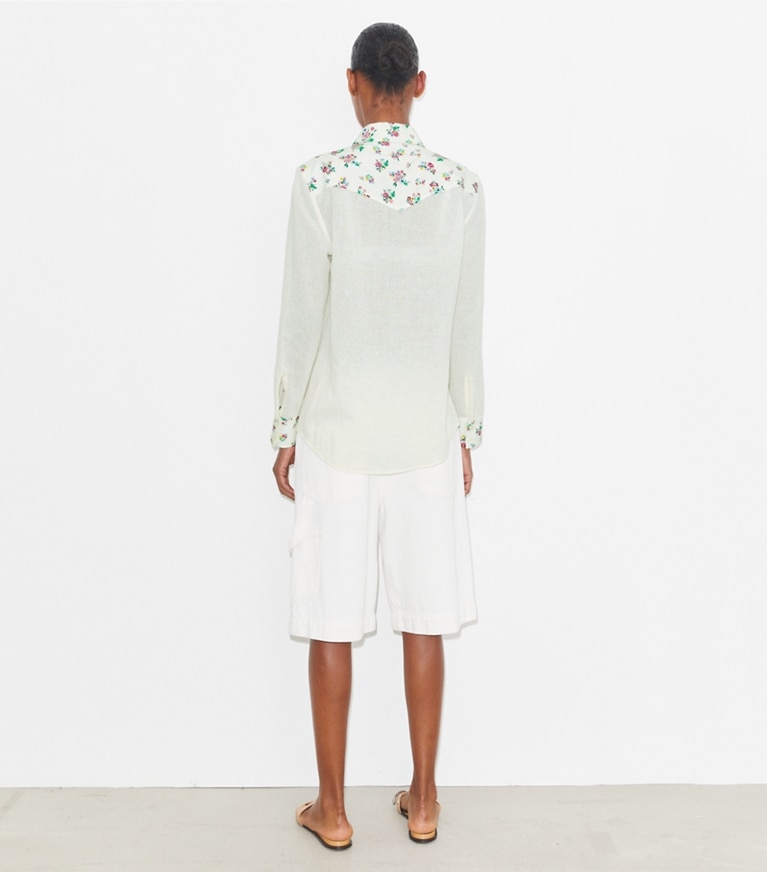 Tory Burch designer paréos Chemise en lin dans Multi Ditsy Floral sur modèle, de dos