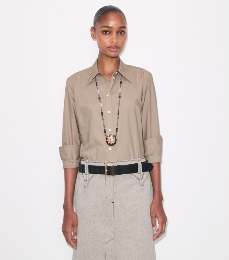 Tory Burch designer hauts Chemise en popeline de coton in Dusk Taupe on model detail