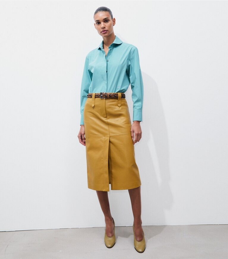 Tory Burch designer hauts Chemise en popeline dans Clouded Blue sur modèle, de face