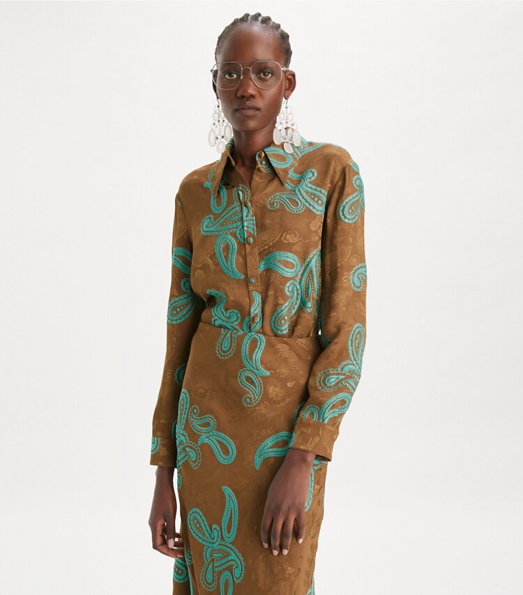 Tory Burch designer hauts Chemise en satin à motif cachemire in Aqua Stone/Smoked Peppercorn on model detail