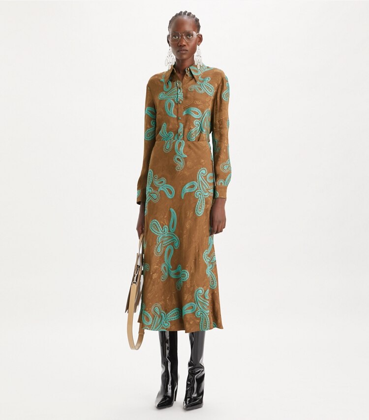 Tory Burch designer hauts Chemise en satin à motif cachemire in Aqua Stone/Smoked Peppercorn sur mannequin, devant