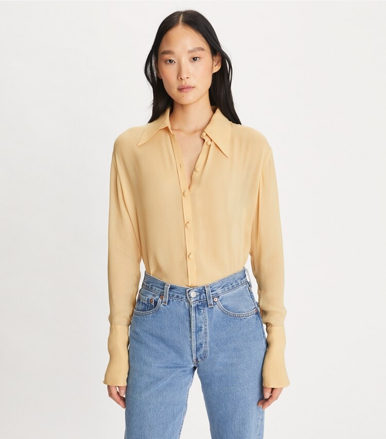 Tory Burch designer hauts Chemise en viscose à poignets longs in Warm Vanilla on model detail