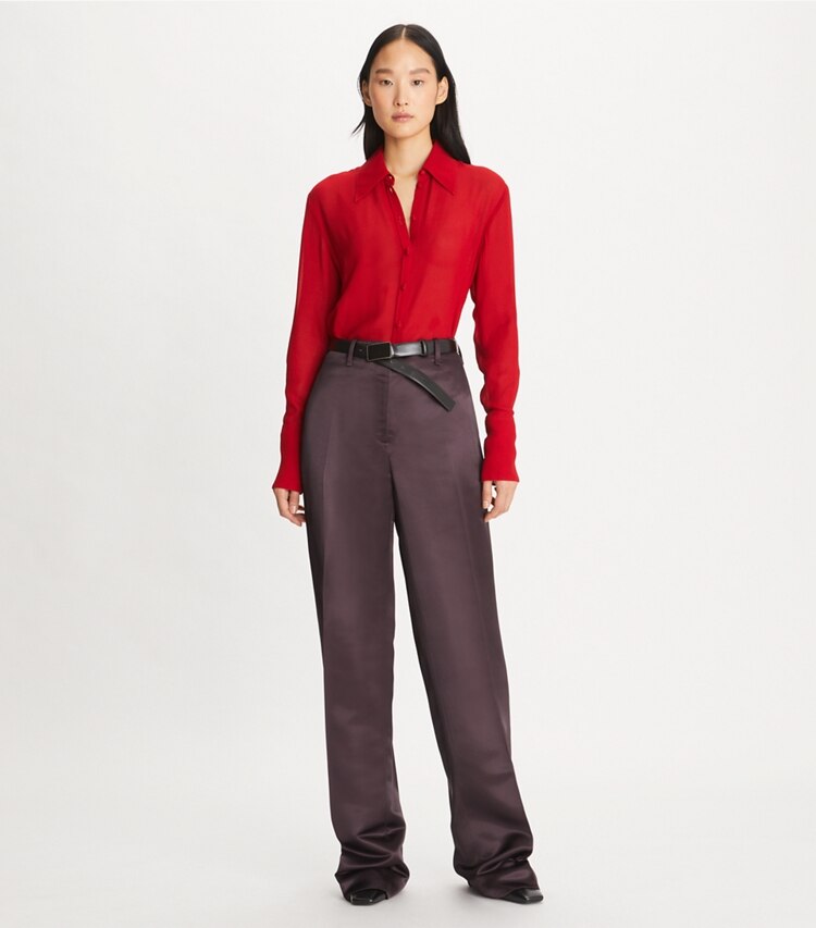 Tory Burch designer hauts Chemise en viscose à poignets longs in Crimson Clover sur mannequin, devant