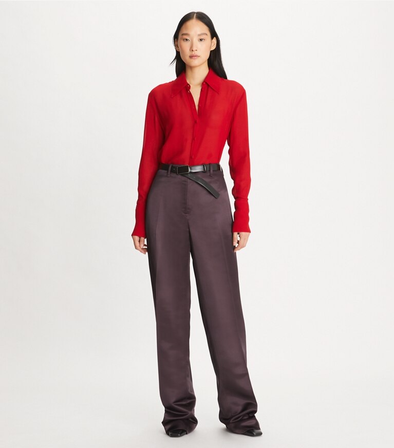 Tory Burch designer hauts Chemise en viscose à poignets longs in Crimson Clover sur mannequin, devant