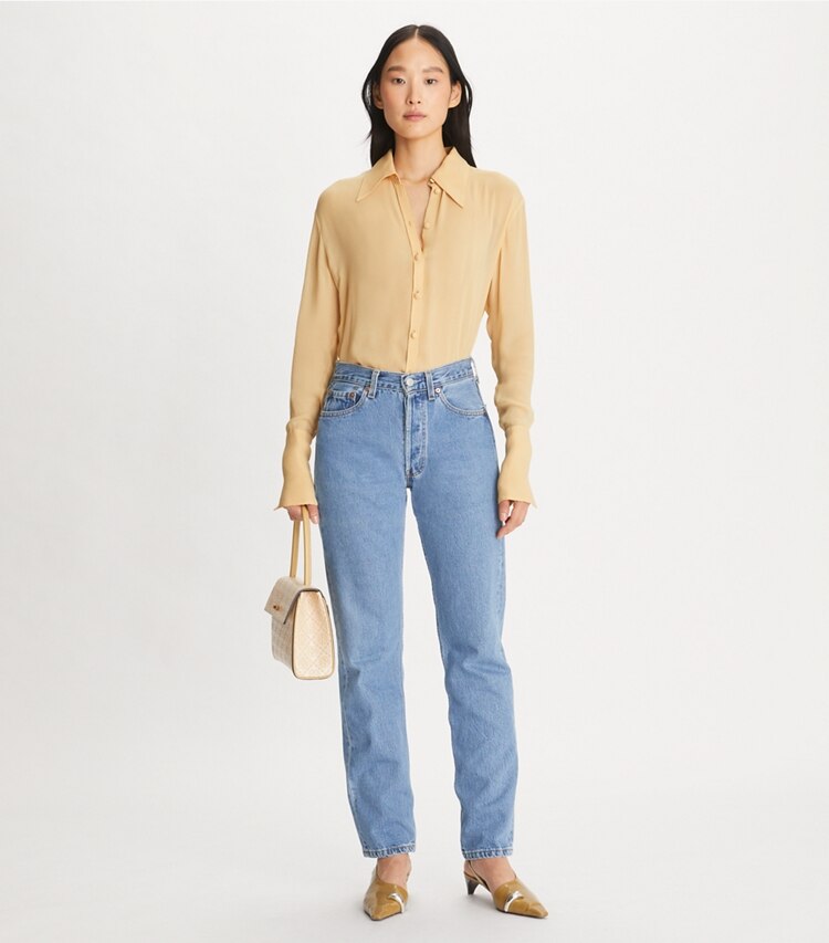 Tory Burch designer hauts Chemise en viscose à poignets longs in Warm Vanilla sur mannequin, devant