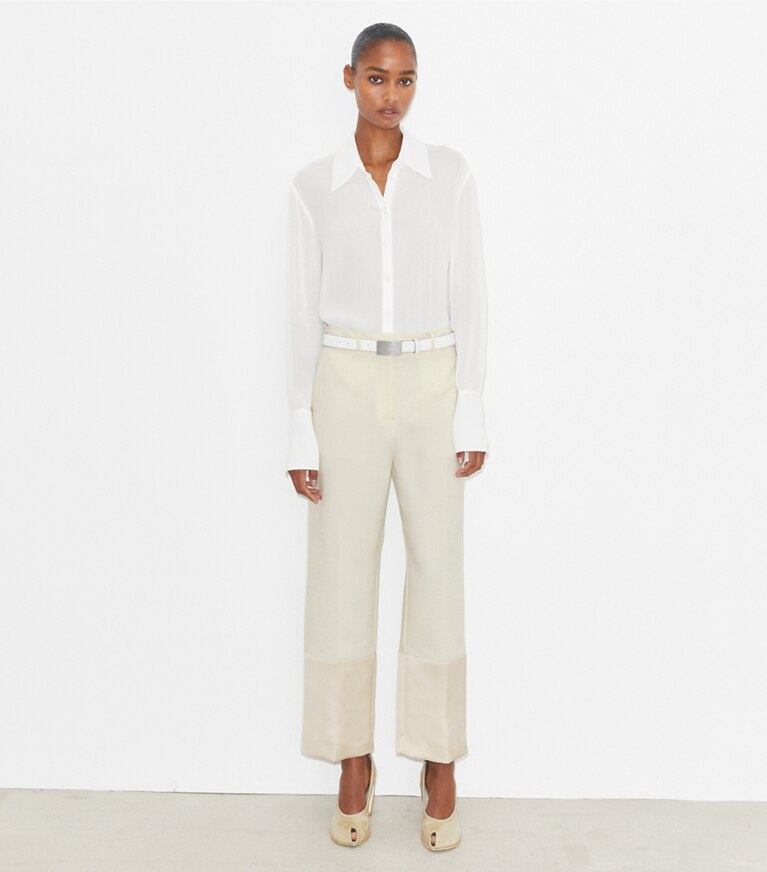Tory Burch designer hauts Chemise en viscose à revers dans Marshmallow sur modèle, de face