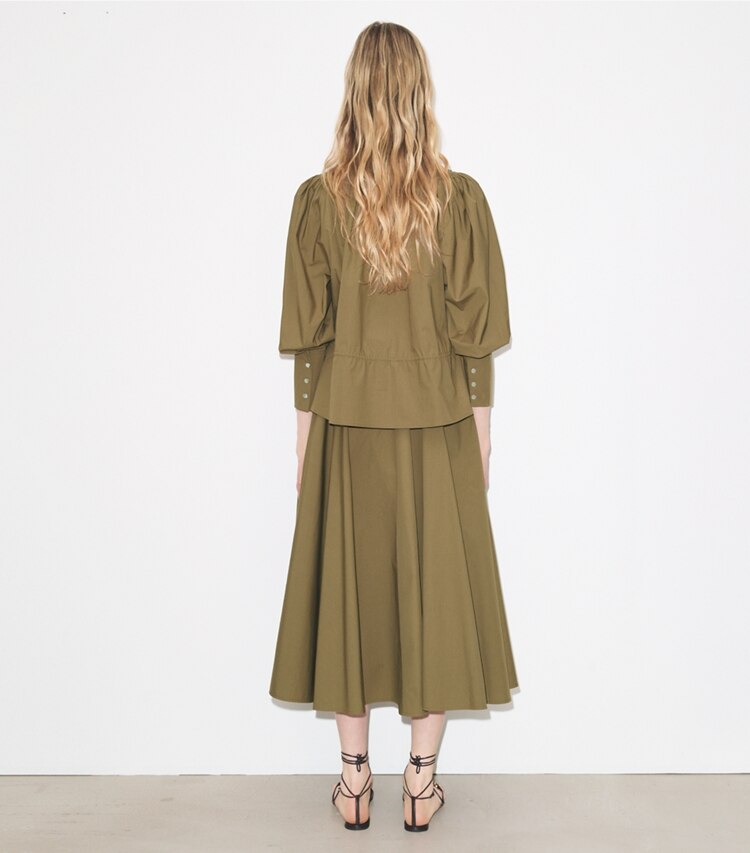 Tory Burch designer bas Chemisier en popeline de coton dans Olive sur modèle, de dos