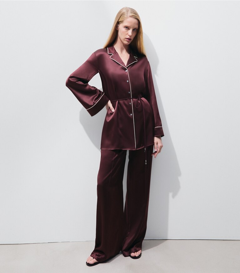 Tory Burch designer hauts Chemisier en satin de soie dans Mahogany sur modèle, de face