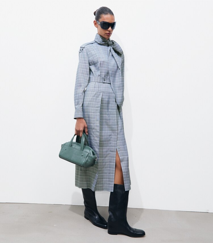 Tory Burch designer abiti Chemisier in jacquard con allacciatura frontale in Whipped Cream / Mossy Pine parte anteriore su modella