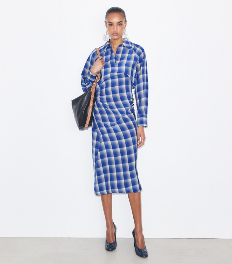 Tory Burch designer abiti Chemisier in viscosa con motivo tartan in Blue / Ivory parte anteriore su modella