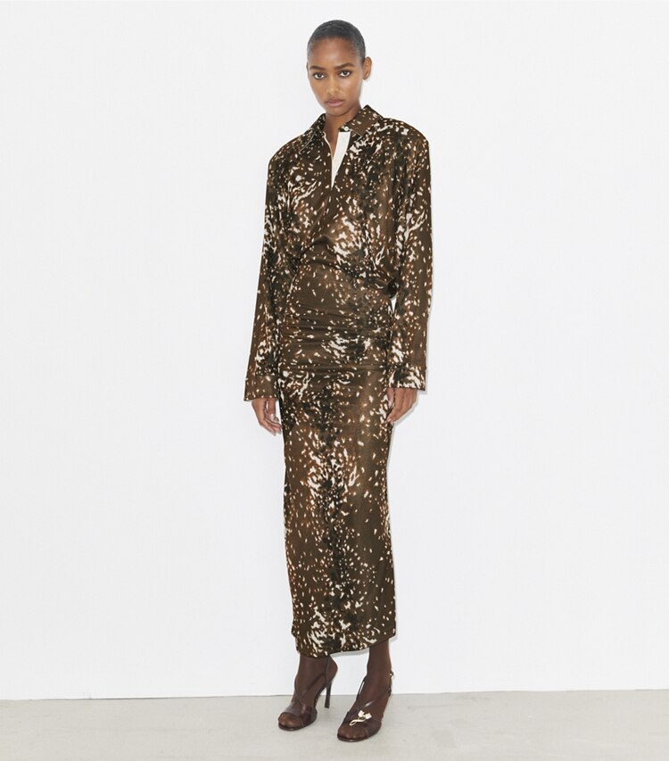 Tory Burch designer abiti Chemisier in viscosa in Chocolate Brown Fawn parte anteriore su modella
