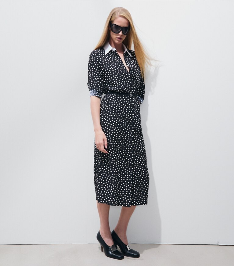 Tory Burch designer abiti Chemisier stampato in seta in Black Dot parte anteriore su modella