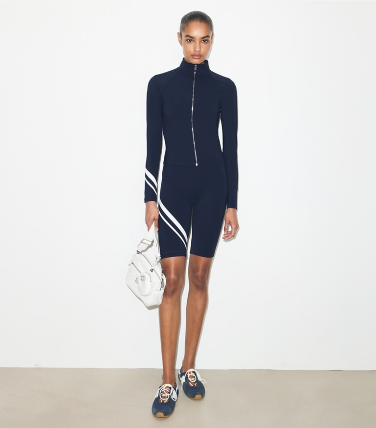 Tory Burch designer pantaloni Chevron Bike Short in TORY NAVY parte anteriore su modella