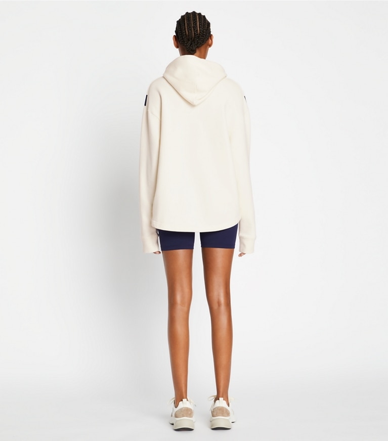 Tory Sport designer strickware Chevron-Kapuzenpullover aus French Terry in Ivory Pearl/Tory Navy front
