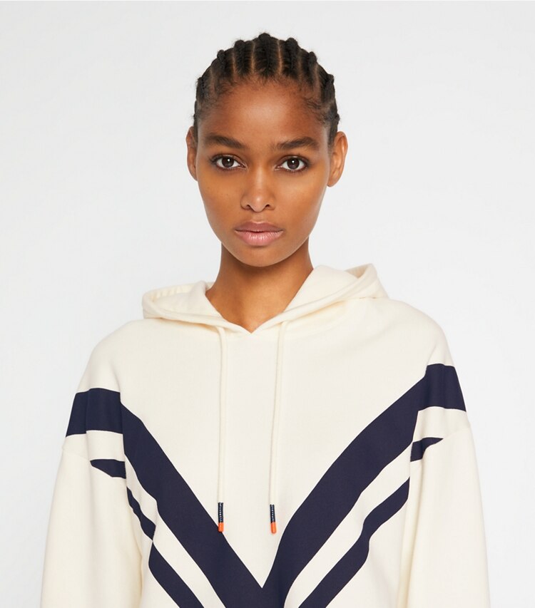 Tory Sport designer strickware Chevron-Kapuzenpullover aus French Terry in Ivory Pearl/Tory Navy on model detail