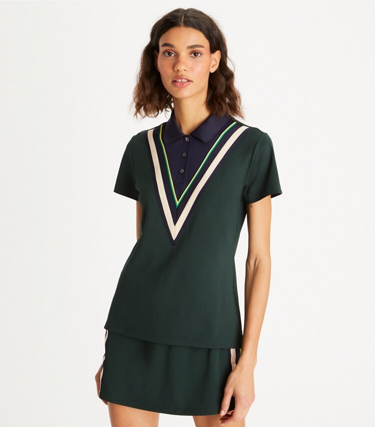 Tory Sport designer oberteile Chevron-Poloshirt aus Funktionspiqué in Conifer on model detail