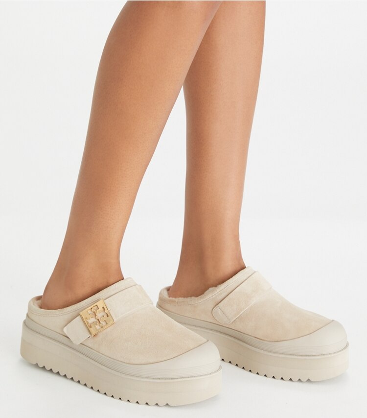 Tory Burch diseñador zapatos planos Chinela con plataforma de borreguillo Mellow en CALCARE / GOLD accesorio en modelo