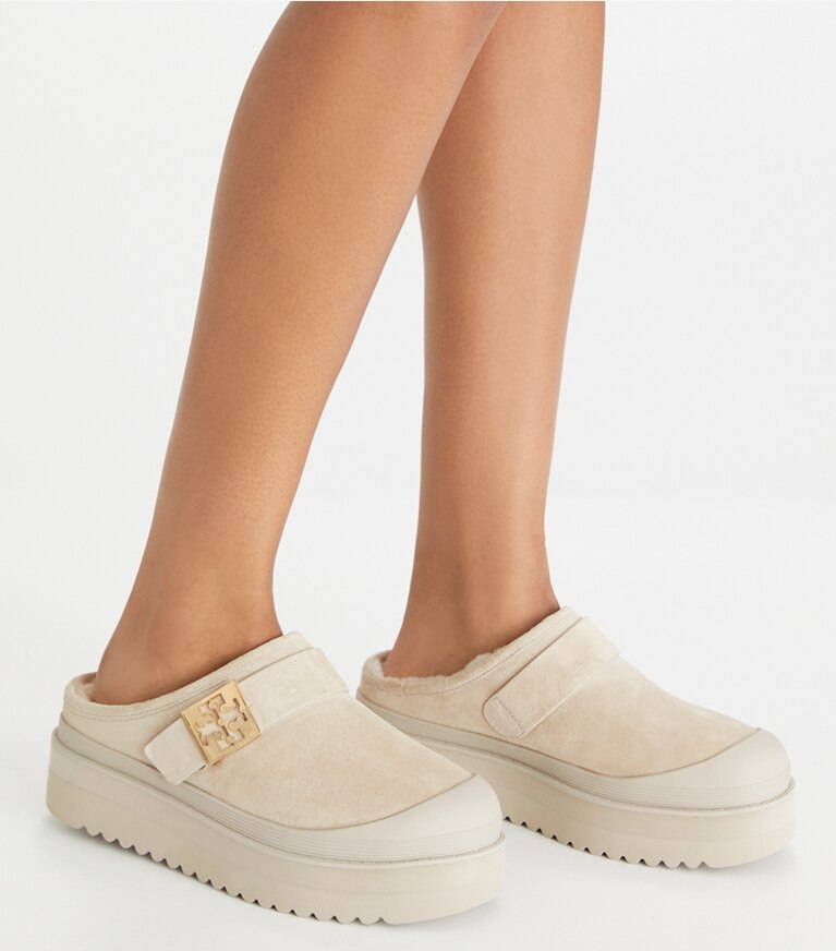 Tory Burch diseñador zapatos planos Chinela con plataforma de borreguillo Mellow en CALCARE / GOLD accesorio en modelo