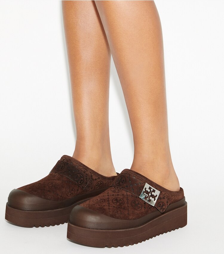 Tory Burch diseñador zapatos planos Chinela con plataforma de borreguillo suave con monograma en T en DARK COCOA T MONOGRAM / SILVER accesorio en modelo